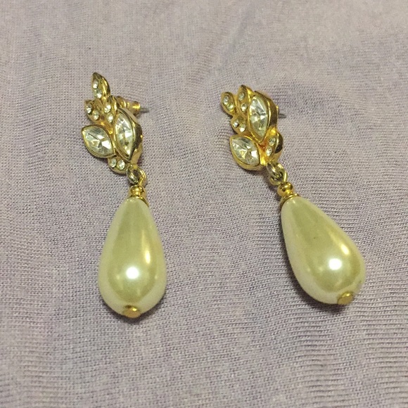 Jewelry - Vintage Gold and Pearl Earring